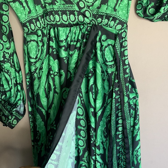 ELEGANT GREEN & BLACK FORMAL DRESS!! - Picture 4 of 9